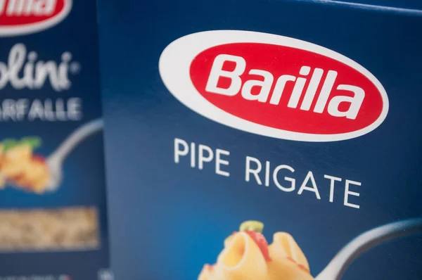 Pipe rigate pâtes de la boîte en carton Barilla, la célèbre marque de pâtes italiennes — Photo