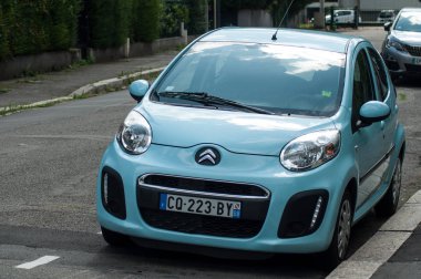 Sokakta park mavi Citroen C1 ön görünümü