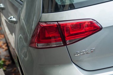 Arka ışık ve gümüş Golf Volkswagen araba sokakta park tabela yakın çekim