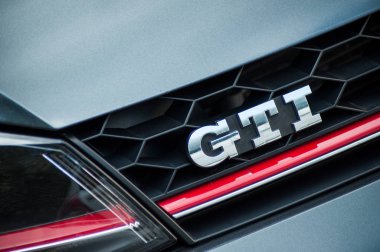 Sokakta park gri Volkswagen Golf Gti ön Gti işareti Closeup 