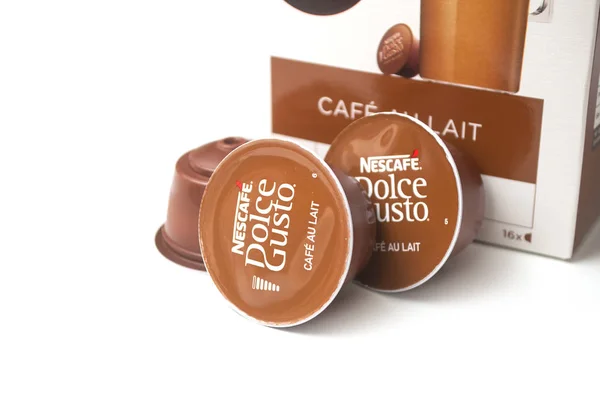 Marrom Nescafe leite café cápsulas, a famosa marca francesa de dose de café no fundo branco — Fotografia de Stock