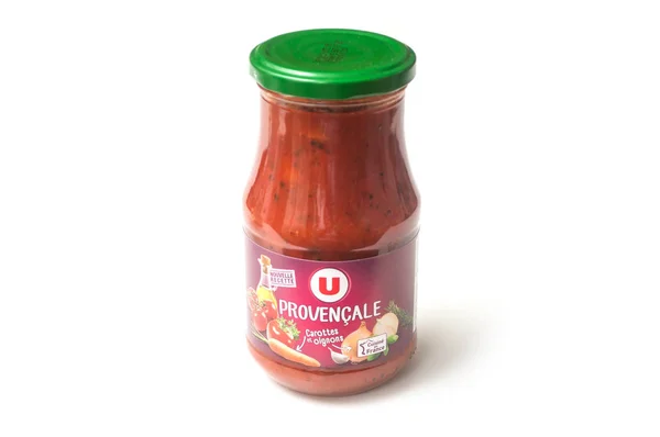 Molho de tomate em garrafa de vidro do supermercado Super U no fundo branco — Fotografia de Stock