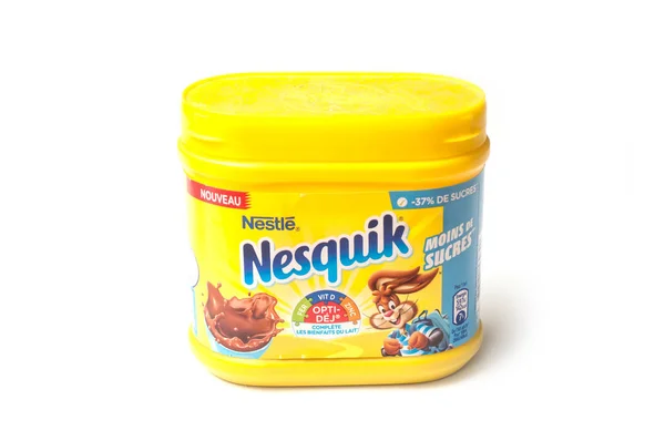 Крупный план Желтой пластиковой коробки шоколадного порошка от бренда nesquik компании nestle на белом фоне — стоковое фото