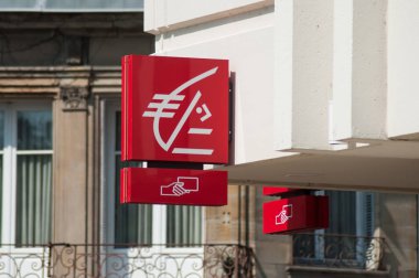 Sokakta Banka ajansı binasında Caisse d'epargne işareti