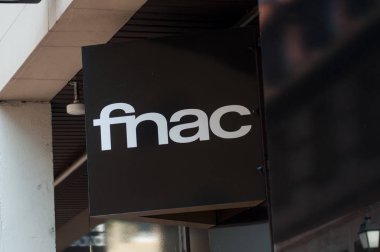  Fnac Logosu sokakta bina cephesinde