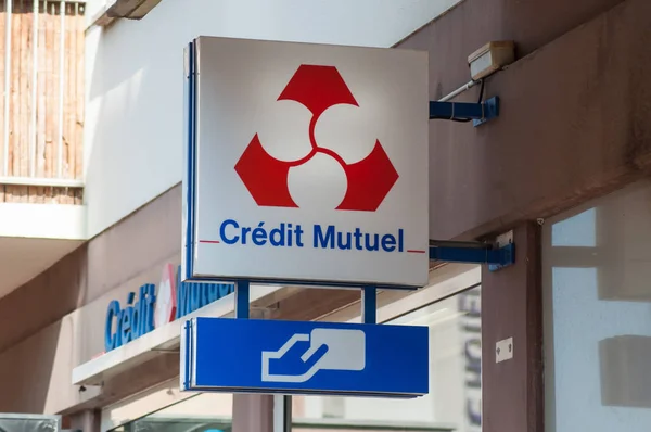 Crédito mutiuel firmar en la fachada de la agencia bancaria en la calle — Foto de Stock