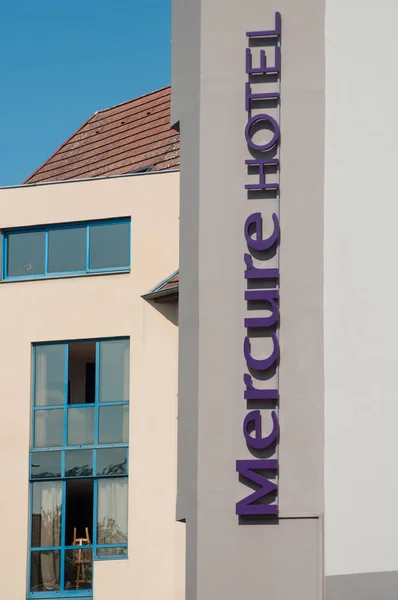 Hotel Mercure znak na nowoczesnej elewacji budynku na ulicy — Zdjęcie stockowe