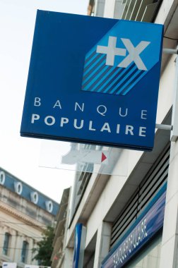 Sokakta banka ajansı cephede Banque populaire logosu