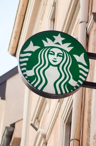 Logo de Starbucks en la entrada de la cafetería en la calle —  Fotos de Stock