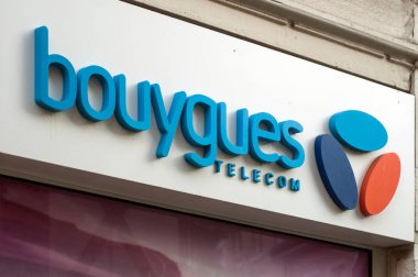Sokakta mağaza önünde Bouygues telekom logosu 