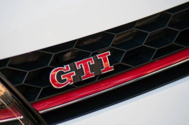  Beyaz Volkswagen Golf Gti ön sokakta park gti işareti 