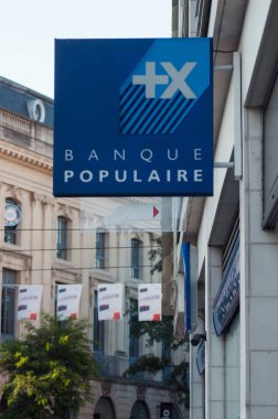 Sokakta banka ajansı cephede Banque populaire logosu
