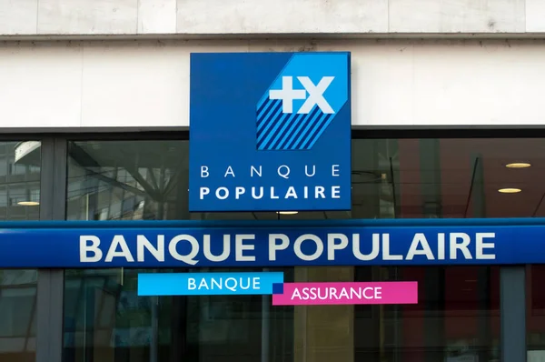Logo Banque populaire en la fachada de la agencia bancaria en la calle — Foto de Stock