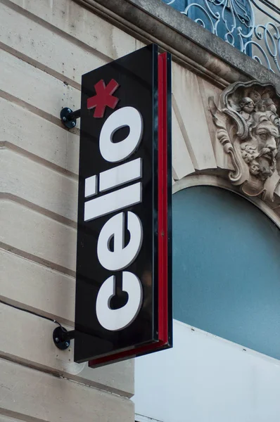 Primer plano del logotipo de Celio en la tienda en la calle — Foto de Stock