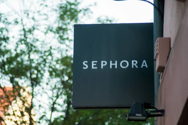 Sephora вывеска на витрине магазина, Sephora знаменитая сеть косметических продуктов — стоковое фото