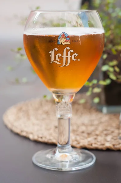 Glas Bier der Marke leffe auf dem Tisch der Restaurantterrasse — Stockfoto
