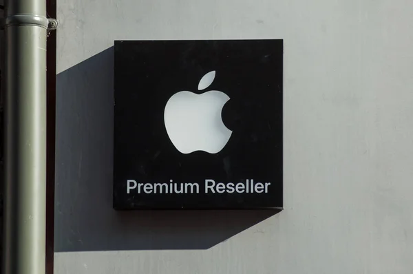 Apple Store-logo op gevel gebouw in de straat — Stockfoto