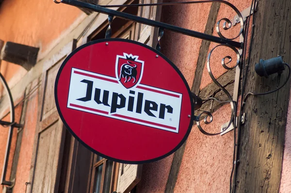 Primer plano del logotipo de Jupiler en el frente de la barra en la calle — Foto de Stock