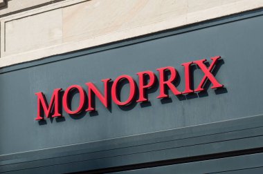 Sokakta süpermarket cephesinde Monoprix işareti