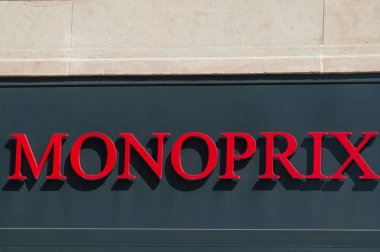 Sokakta süpermarket cephesinde Monoprix işareti closeup