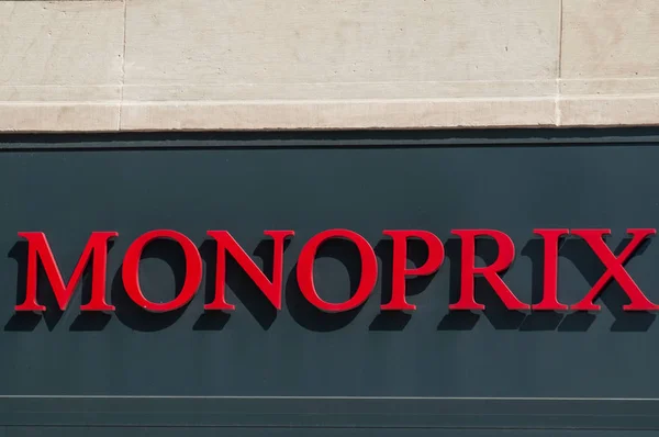 Nahaufnahme des Monoprix-Schildes an der Fassade eines Supermarktes auf der Straße — Stockfoto