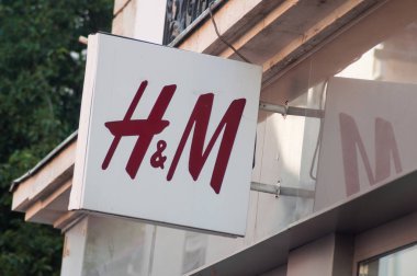 Sokakta mağaza önünde H&M logosunun kapatılması 