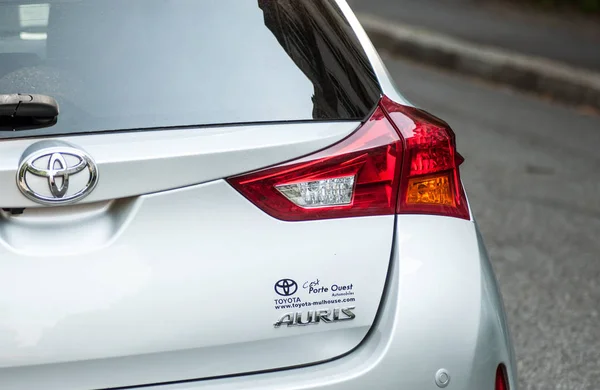 Fecho da luz traseira e sinal de cinza Toyota Auris estacionado na rua — Fotografia de Stock