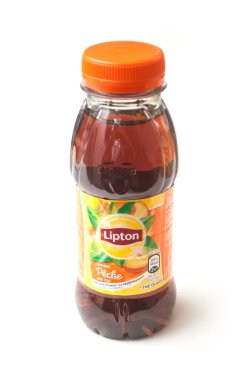 Beyaz arka plan üzerinde plastik şişelerde Lipton buz çay