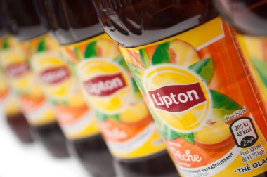Beyaz arka plan üzerinde plastik şişelerde Lipton buz çay
