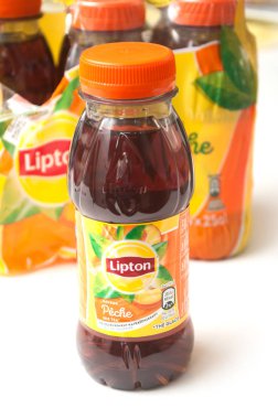 Beyaz arka plan üzerinde plastik şişelerde Lipton buz çay