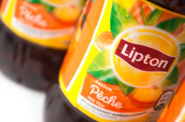 Beyaz arka plan üzerinde plastik şişelerde Lipton buz çay