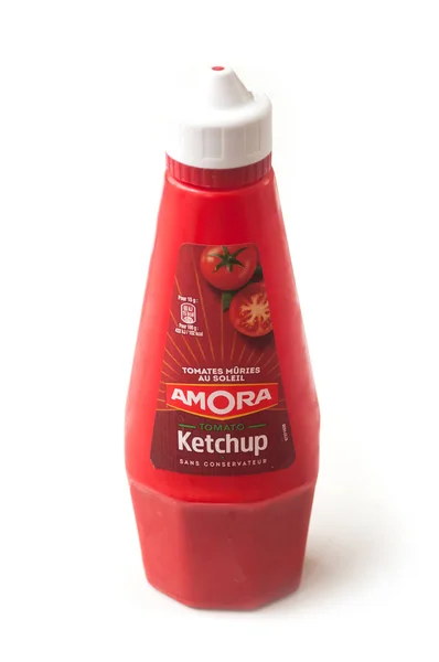 Томатный кетчуп марки Амора в прозрачном пластиковом горшке на белом фоне — стоковое фото