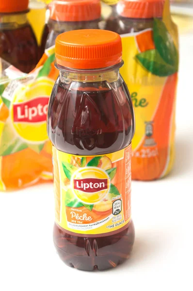 Lipton ice tea em garrafas de plástico sobre fundo branco — Fotografia de Stock