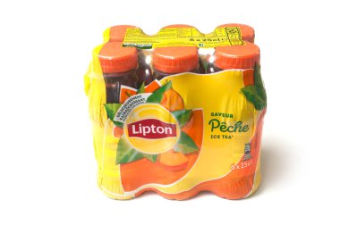 Beyaz arka plan üzerinde plastik şişelerde Lipton buz çay