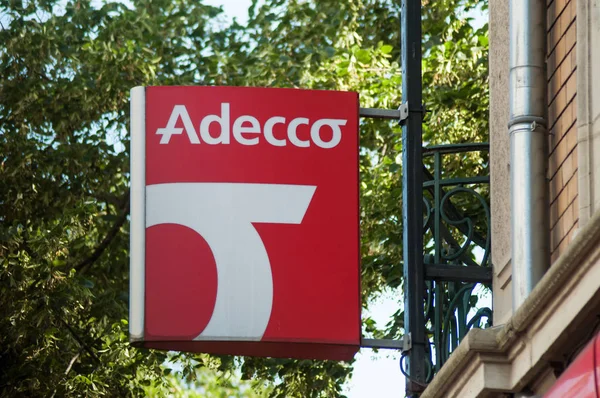 Firma de Adecco en la fachada del edificio, Adecco es la famosa agencia de trabajo temporal francesa — Foto de Stock