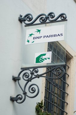 Sokakta banka acentesi Bnp Paribas imzalamak Closeup