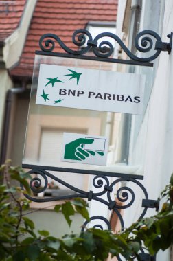 Sokakta banka acentesi Bnp Paribas imzalamak Closeup