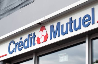 Sokakta banka ajansı cephesinde Kredi mutiuel işareti Closeup