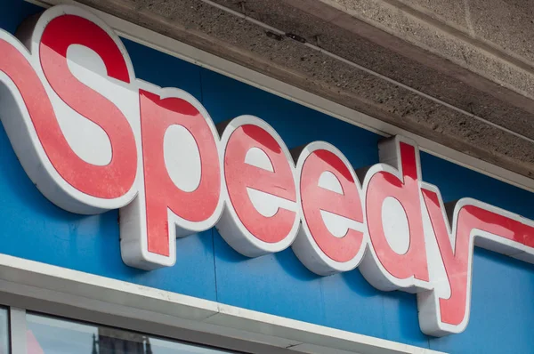 Крупный план логотипа Speedy на въезде в автомастерскую на улице — стоковое фото