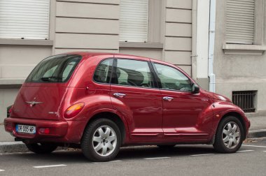 sokakta park edilmiş kırmızı Chrysler kruvazör görünümü 