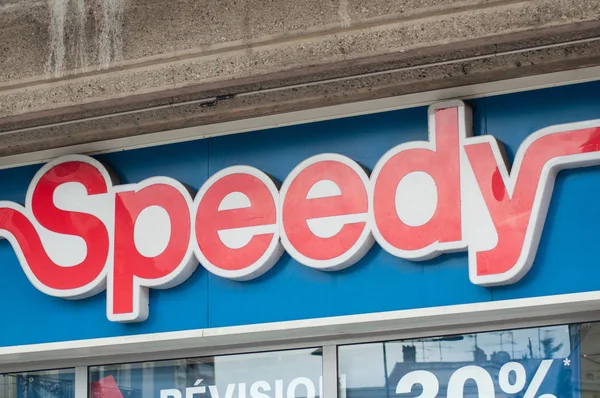 Primer plano del logotipo de Speedy en la entrada de la tienda de reparación de automóviles en la calle — Foto de Stock