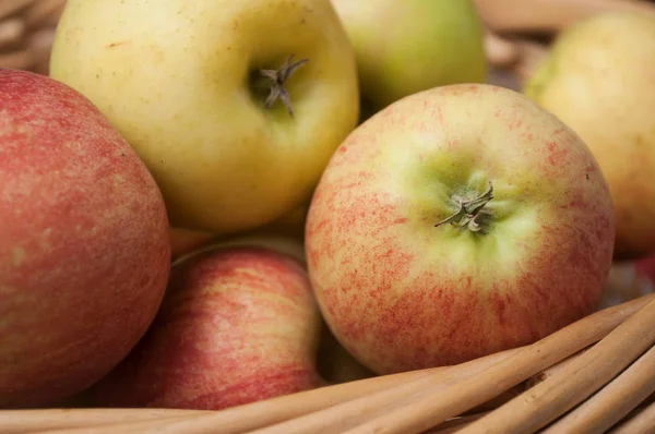 Closeup of organic red apples in a wooden basket — Stock Photo, Image