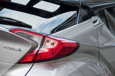  Arka ışık ve Toyota rav 4 Suv sokakta park tabela yakın çekim