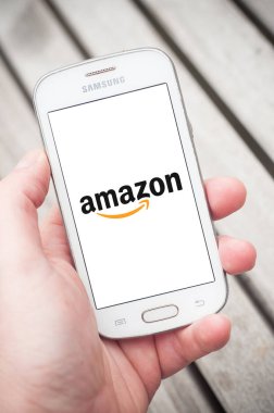 Sokakta elinde akıllı telefon Amazon logosu closeup