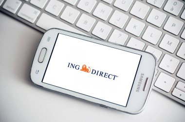 Beyaz klavye arka planında Samsung markasının akıllı telefon ekranındaki Ing Direct logosunun kapatılması
