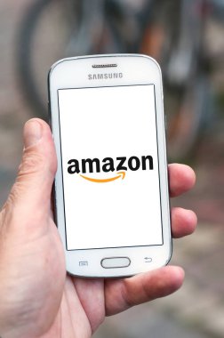 Sokakta Samsung marka elinde akıllı telefon ekranında Amazon logosu Closeup