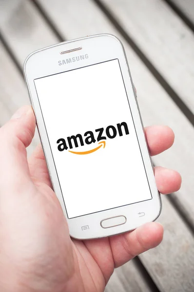 Närbild av Amazon-logotypen på smartphone i hand på gatan — Stockfoto