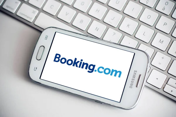 Närbild av Booking.com logo på smartphone skärm från Samsung varumärke på vit tangentbord bakgrund — Stockfoto