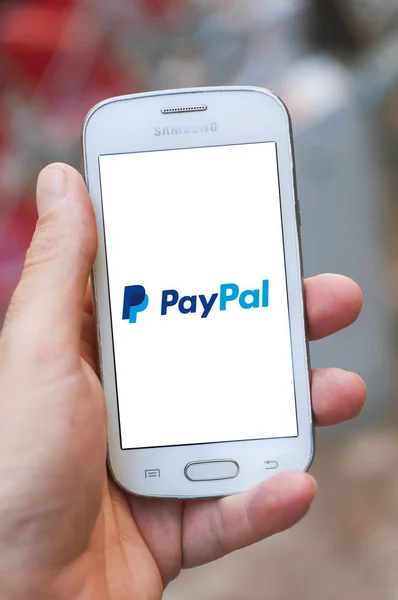 Logo PayPal na obrazovce smartphone v ruce od značky Samsung na ulici — Stock fotografie