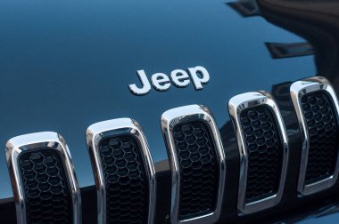 Sokakta park edilmiş siyah araba ön Jeep logosu closeup
